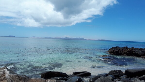 Ligstoelen aan het strand