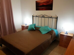 2 slaapkamers, een kluis op de kamer, een strijkplank/strijkijzer, wifi