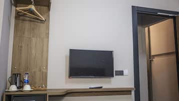 Basic Room | Minibar, in-room safe, blackout drapes, iron/ironing board