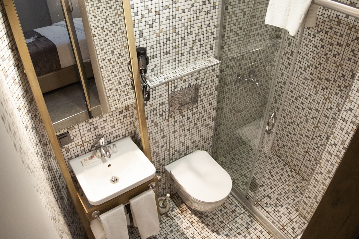 Un baño con lavamanos, inodoro y ducha.