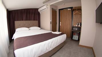 Deluxe-Doppelzimmer | Minibar, Zimmersafe, Verdunkelungsvorhänge, Bügeleisen/Bügelbrett