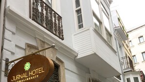 A building with a sign for "Jurnal Hotel Asmalimescit." - Jurnal Hotel (Istanbul)