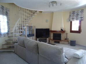 TV, fireplace - Beautiful villa with private pool in Miami platja ! (Mont-roig del Camp)