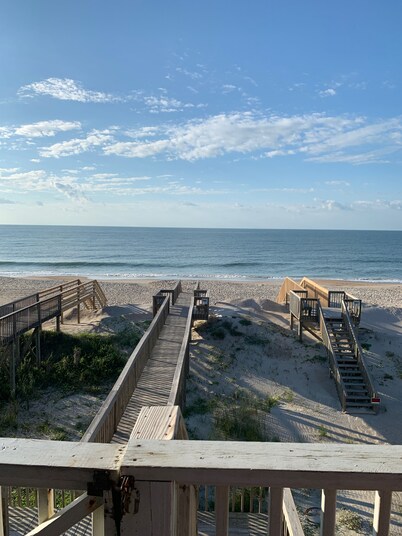OCEANFRONT ! Family fun steps from the beach!😎🦀 pet friendly, linens included!