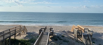 OCEANFRONT ! Family fun steps from the beach!😎🦀 pet friendly, linens included!