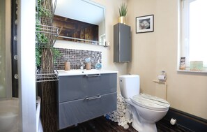 Secador de cabelo, toalhas de banho, sabonete, shampoo