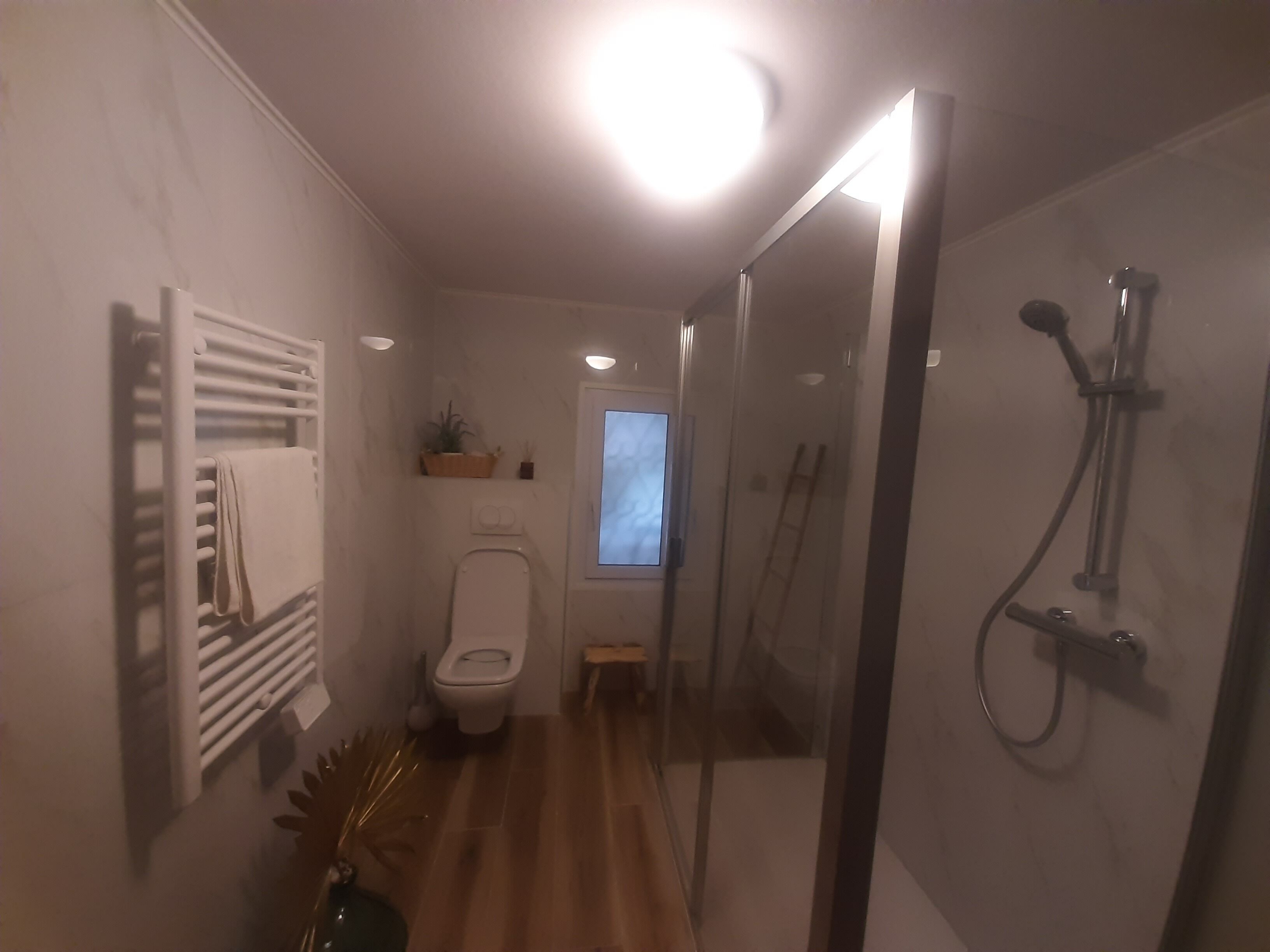 Baignoire, sèche-cheveux, bidet, savon
