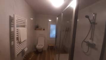 Baignoire, sĂšche-cheveux, bidet, savon