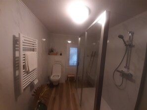 Bañera, secador de pelo, bidet, jabón
