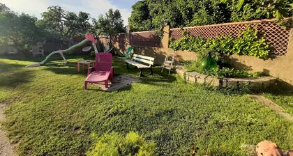 Grand appartement cocooning . Bas de villa .