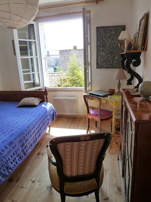 3 bedrooms, iron/ironing board, free WiFi - Charming family house in a south walled closed garden, 2 bicycles (Sainte-Marie-de-Ré)