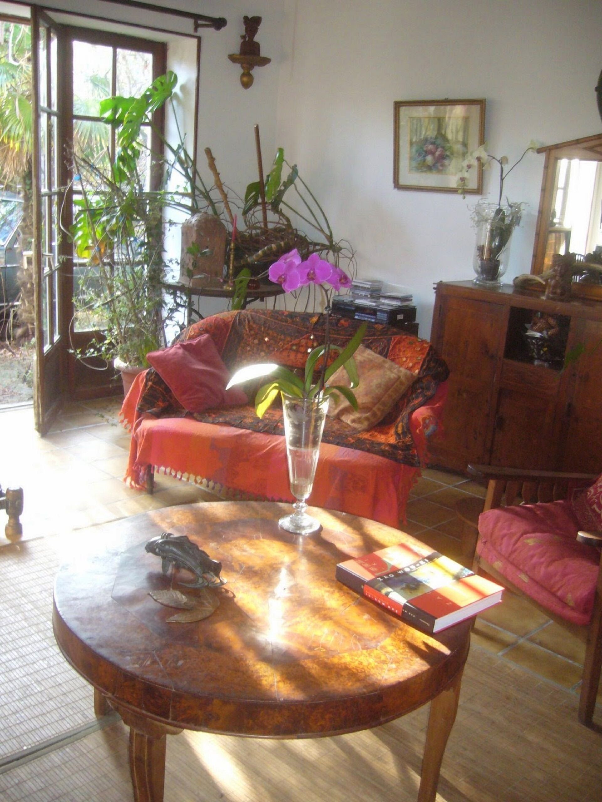 Flat-screen TV, fireplace, DVD player, books