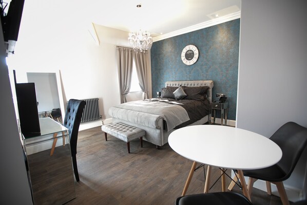 1 多间卧室、客房内保险箱、办公桌、熨斗/熨衣板