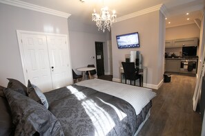 1 Schlafzimmer, Zimmersafe, Schreibtisch, BĂŒgeleisen/BĂŒgelbrett