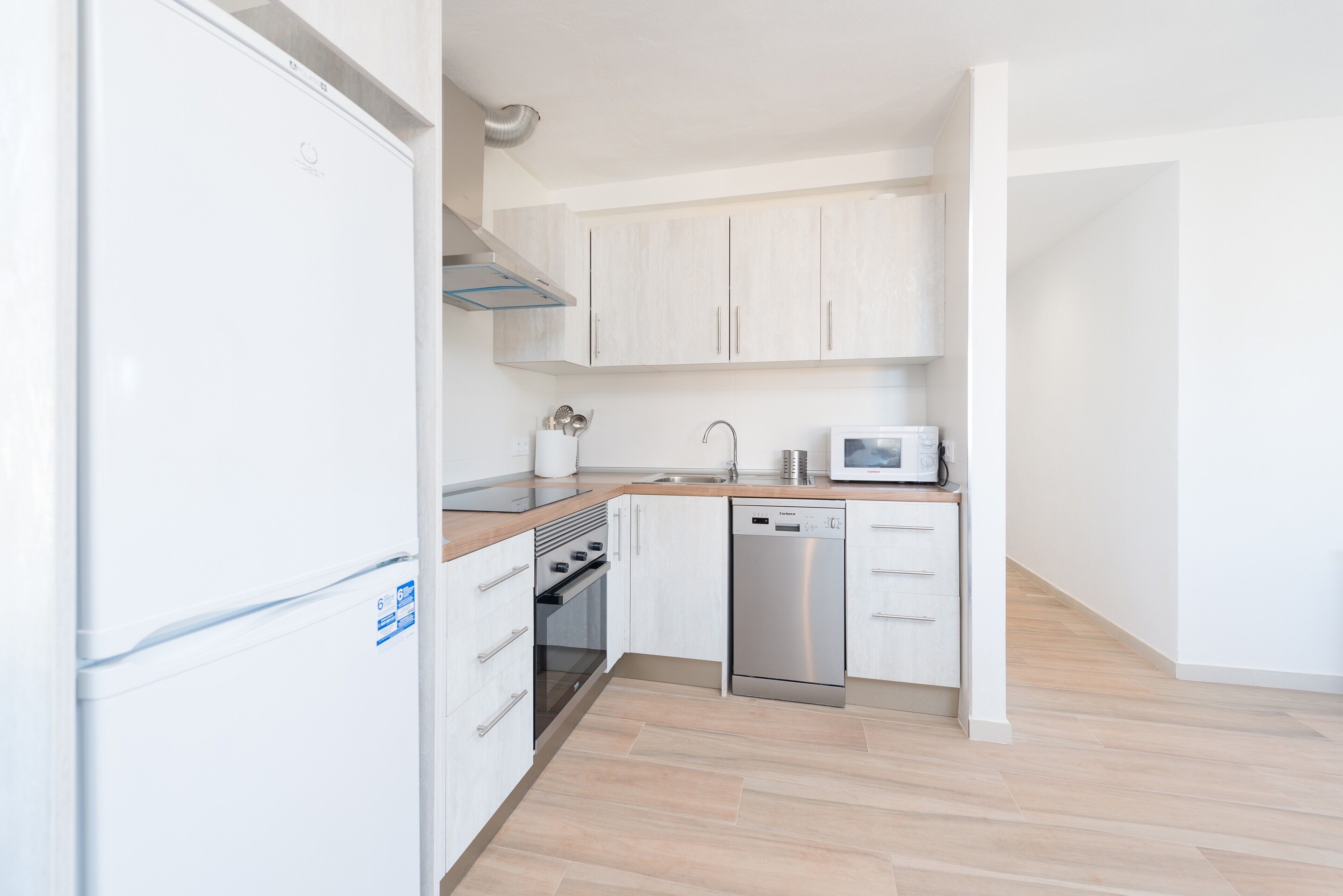 Een koelkast, een magnetron, een oven, een kookplaat