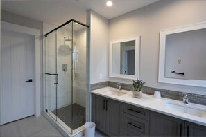 浴槽、ヘアドライヤー、タオル、シャンプー