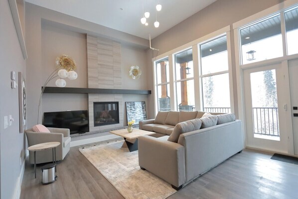 Smart TV, fireplace - Spacious Townhouse Mountainview 4bedrm+4.5bathrm (Canmore)