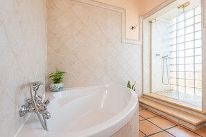 Combined shower/bathtub, bidet, towels - BANC DOLI - Spectacular Majorcan country house with private pool and located in a quiet ar (Manacor)