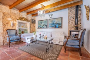 Televisión, chimenea y estéreo 