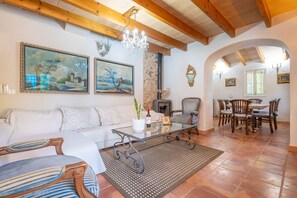 Televisión, chimenea y estéreo 