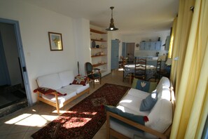 Fernseher, DVD-Player, Bücher, Videothek