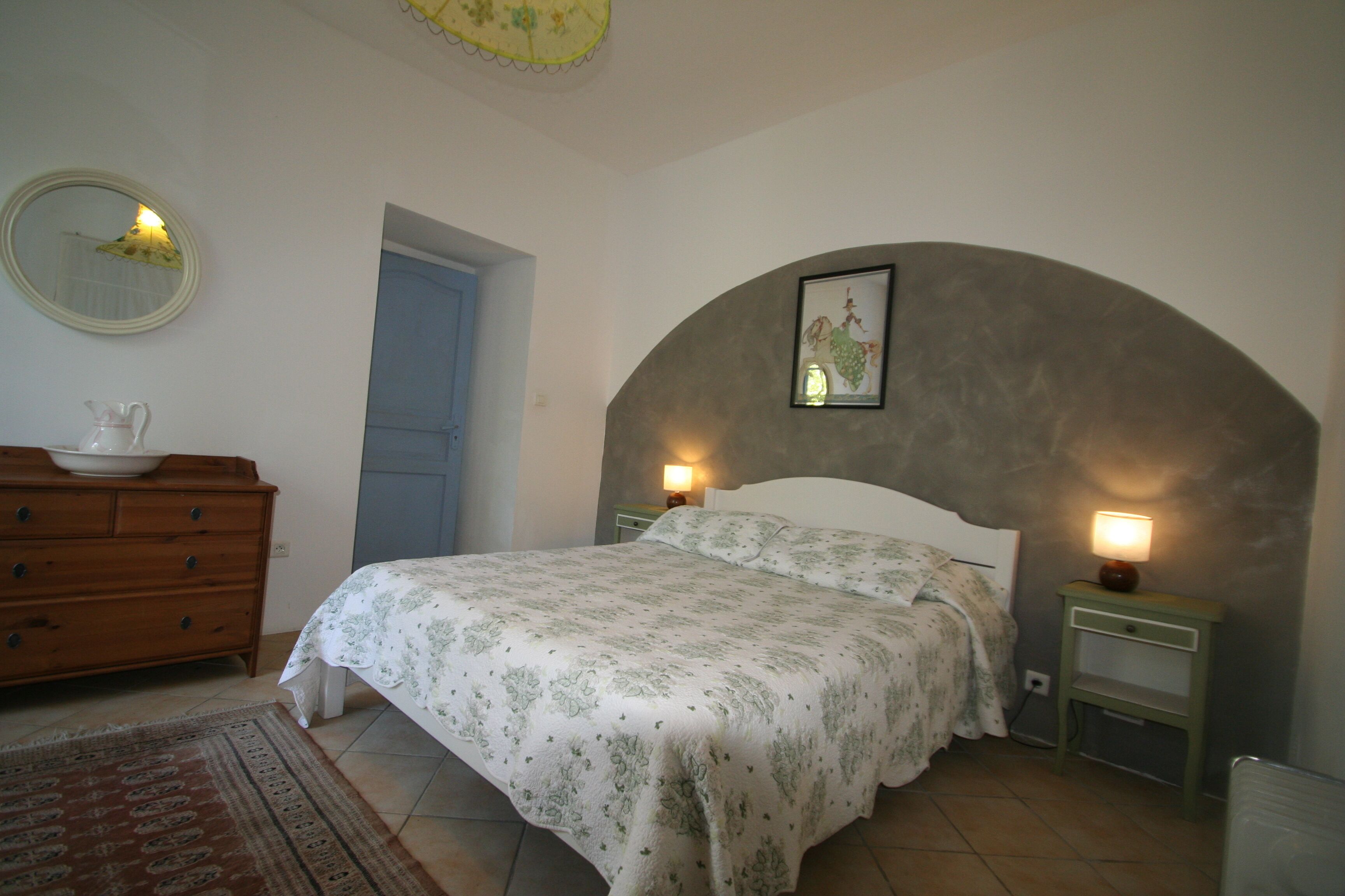 3 chambres, fer et planche à repasser, Wi-Fi, draps fournis