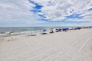 On the beach - Dog friendly beachfront condo with sunset views (Gulf Shores)