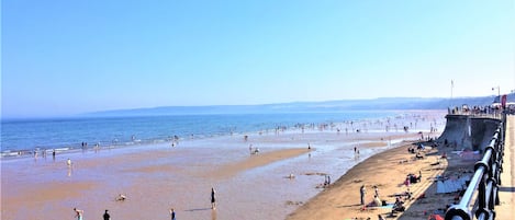 Beach nearby, sun loungers, beach towels