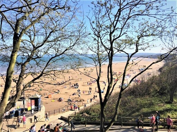 Beach nearby, sun-loungers, beach towels
