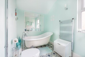 Combined shower/bathtub, hair dryer, towels, soap - ❤️ Large Family Self Catering Holiday House-Filey (Filey)