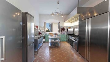 KĂŒhlschrank, Mikrowelle, Ofen, GeschirrspĂŒler