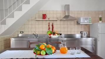 KĂŒhlschrank, Mikrowelle, Ofen, GeschirrspĂŒler