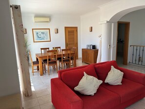 TV, fireplace - Deluxe Golf Townhouse Only 5 Mins To The Beach (Vila do Bispo Municipality)