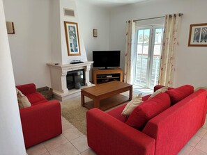 TV, fireplace - Deluxe Golf Townhouse Only 5 Mins To The Beach (Vila do Bispo Municipality)