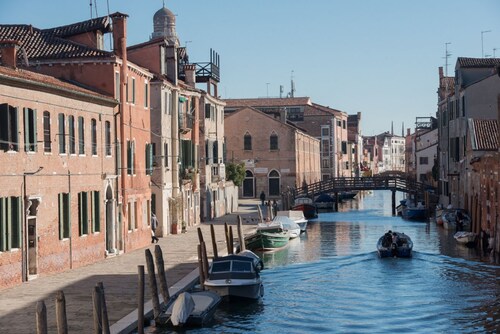 Luminoso apartamento con vista al canal en planta baja