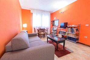 Fernseher, Bücher, Stereoanlage