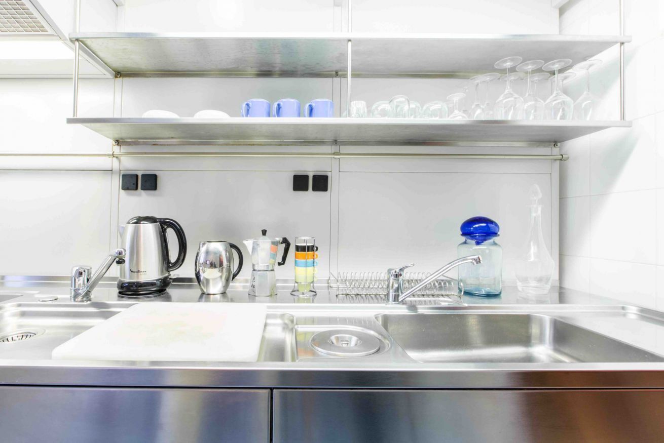 Fridge, oven, stovetop, coffee/tea maker
