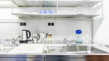 Fridge, oven, stovetop, coffee/tea maker