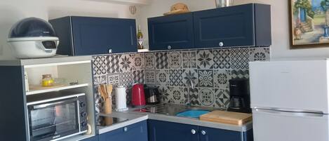 Frigorífico, microondas, horno y placa de cocina