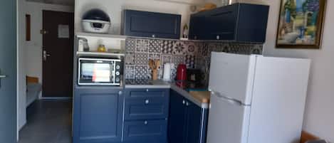 Frigorifero, microonde, forno, piano cottura