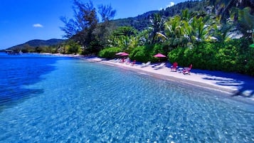 På stranden, solsenger og strandhåndklær