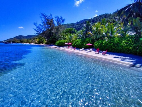 THE GUANAJA ROOM B & B PACKAGE IN A BEACHFRONT CARIBBEAN BOUTIQUE RESORT 