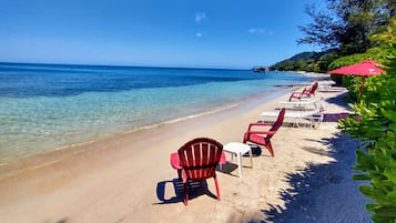PĂ„ stranden, solstolar och strandhanddukar