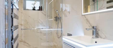 Tina, amenidades de baño ecológicas, secadora de cabello, toallas