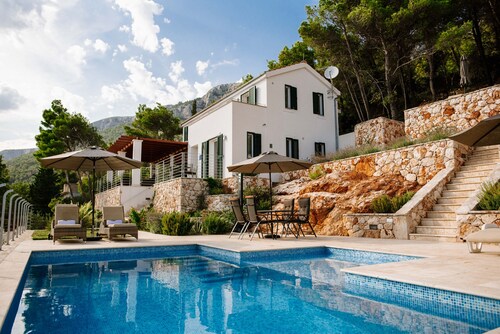 Luxury Villa with privacy, pool, spa, and stunning views