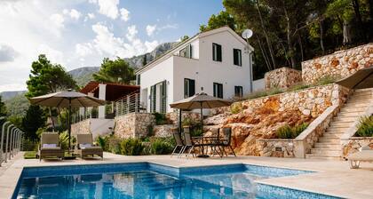 Luxury Villa with privacy, pool, spa, and stunning views