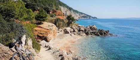 Una spiaggia nelle vicinanze