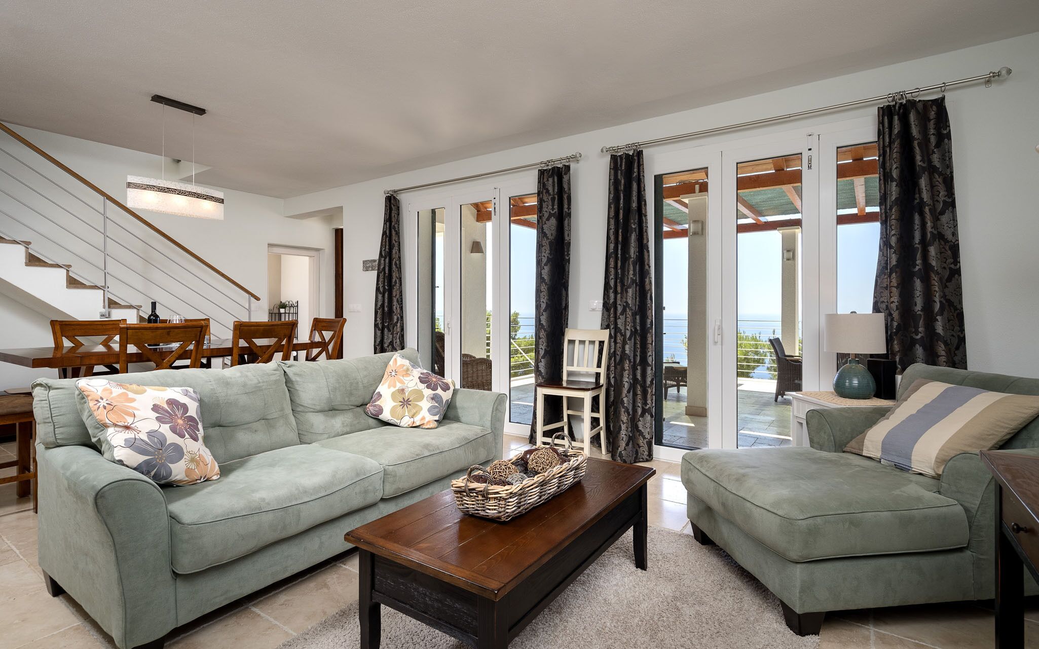 Smart-tv, pejs, stereoanlæg