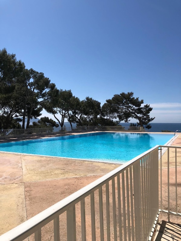 Una piscina al aire libre