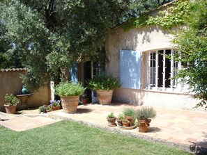 Exterior - Idyllic St Tropez location with pool. Tranquil setting close to all the action. (Ramatuelle)